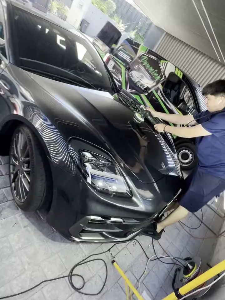 Pulido de pintura durante el Detailing VIP