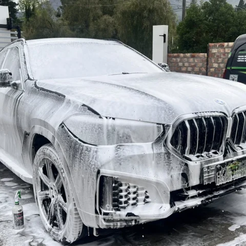 BMW X6 cubierto de espuma activa durante el Lavado Premium de Downing Detail
