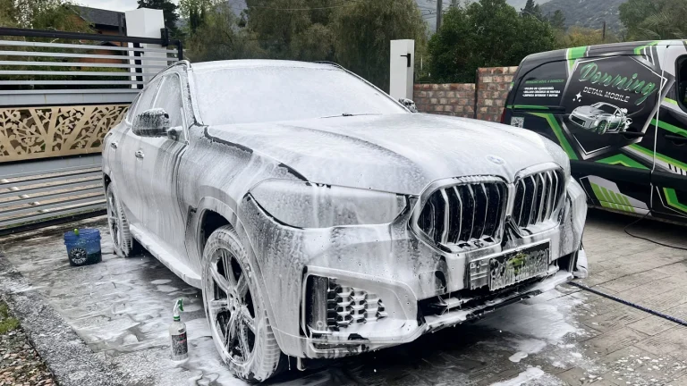 BMW X6 cubierto de espuma activa durante el Lavado Premium de Downing Detail