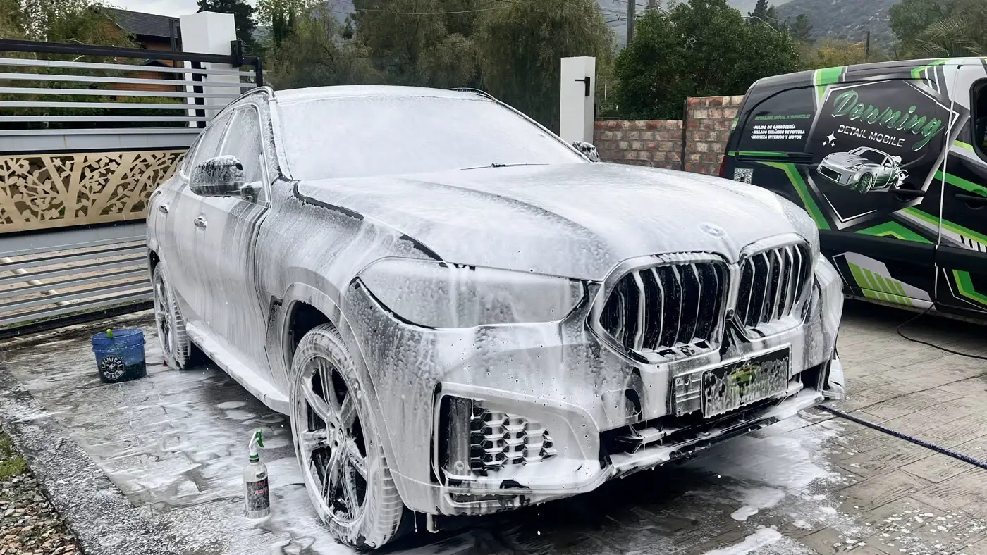 BMW X6 cubierto de espuma activa durante el Lavado Premium de Downing Detail